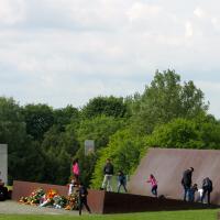 Wo sich Vergangenheit und Gegenwart treffen: Kinder spielen auf dem BRD-Denkmal während der Befreiungsfeierlichkeiten. Foto: Nina Aichberger