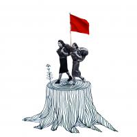 Collage mit Schwarz-Weiß-Foto von zwei Menschen die mit einer roten Fahne wandern gehen