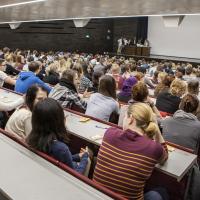 Voller Hörsaal in einer STEOP-Vorlesung an der Uni Wien. Foto: Johanna Rauch