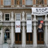 Außenperspektive der Akademie der Bildenden Künste während des Protests. Foto: Christina Musa Mylko