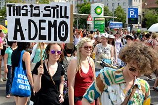 "This is still a demo" - Regenbogenparade 2013. Foto Dieter Diskovic 