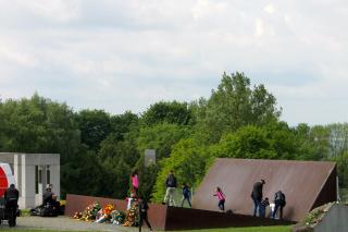 Wo sich Vergangenheit und Gegenwart treffen: Kinder spielen auf dem BRD-Denkmal während der Befreiungsfeierlichkeiten. Foto: Nina Aichberger