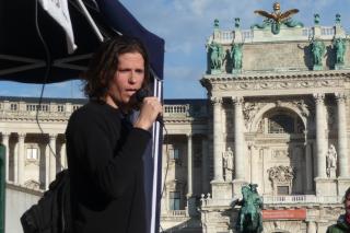 Wiener Organisator der Mahnwachen Felix Abegg am Heldenplatz. Foto: Nikolai Schreiter