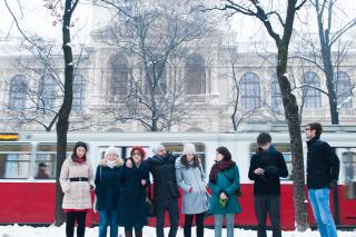 Victoria Lippan (3. v. l.) mit ihren StudienkollegInnen. Aufgrund ihrer rumänischen StaatsbürgerInnenschaft hatte sie bereits Barrieren zu Job und Studium hinnehmen müssen. Fotos: Luiza Puiu