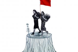 Collage mit Schwarz-Weiß-Foto von zwei Menschen die mit einer roten Fahne wandern gehen