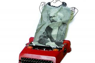 Collage. eine Frau zieht ein verknülltes Stück Papier aus einer roten Schreibmaschine. Auf dem Papier ist ein Portrait von Karl Marx