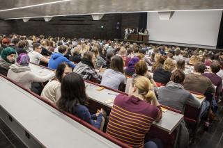 Voller Hörsaal in einer STEOP-Vorlesung an der Uni Wien. Foto: Johanna Rauch