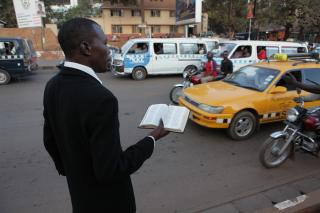 Straßenprediger in Kampala. Foto: Derek Wiesehahn